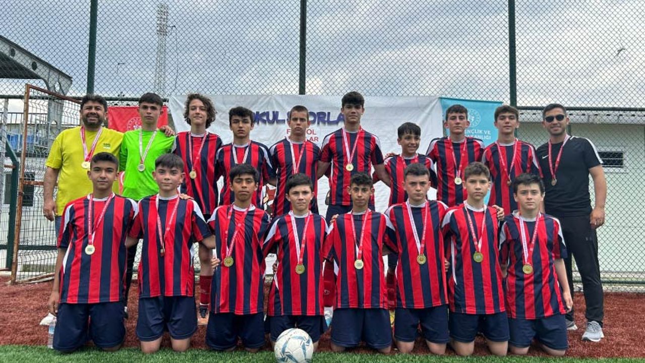 Mustafakemalpaşa Ortaokulu Türkiye Finaline Gidiyor
