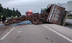 Odun Yüklü Kamyon Devrildi, Otomobil Takla Attı