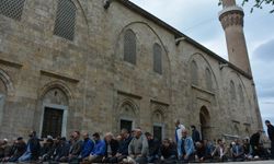 Ramazan ayının ilk cuma namazında Bursalılar camilere akın etti