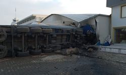 Mustafakemalpaşa'da Kaza: Tır Mobilya Mağazasına Girdi!