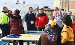 Mustafakemalpaşa Belediyesi, Hatay Arsuz'daki iki aşevinde depremzedelere yemek dağıtıyor