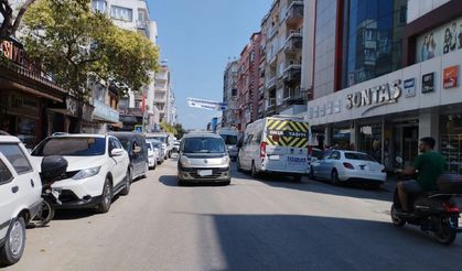 Çift Taraflı Parklanma Trafiği Felç Ediyor