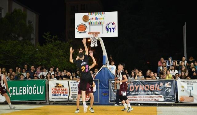 Basketbolcular Meydana Çıkıyor