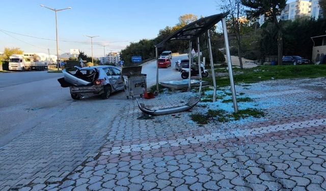 Öndeki Araca Çarpan Otomobil Durağa Girdi