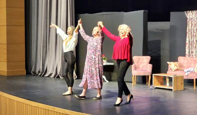 “Etekler ve Pantolonlar” Mustafakemalpaşa’da Ayakta Alkışlandı