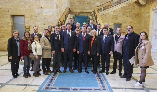 CHP Önce Atatürk'ü, Sonra Meclisi Ziyaret Etti