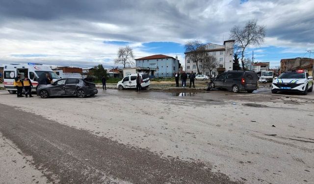 3 Araç Birbirine Girdi, Mahalle Sakinleri Tepkili