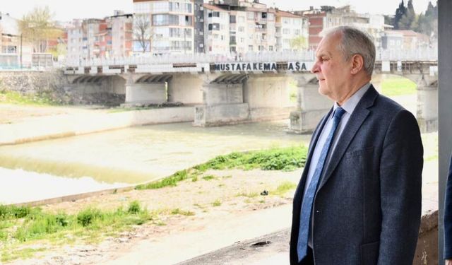 Başkan Erdem'in Pozu; Tesadüf mü, Karayollarına Mesaj mı?