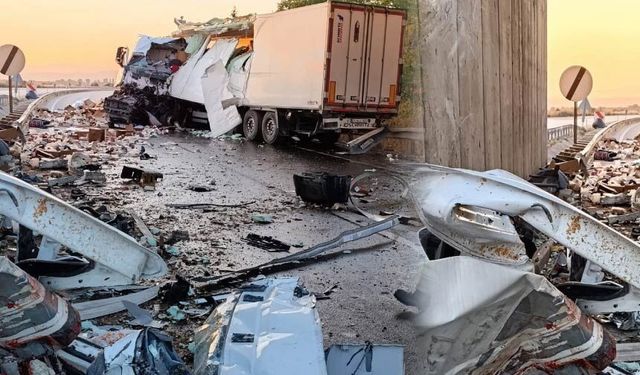 Feci Kazada Kamyon Sürücüsü Hayatını Kaybetti
