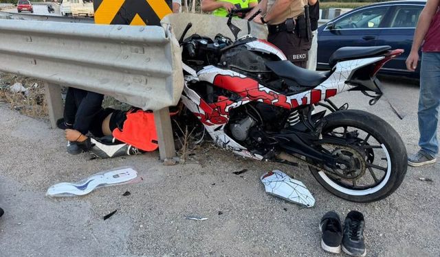 Otomobilden Kaçarken Bariyere Çarptı