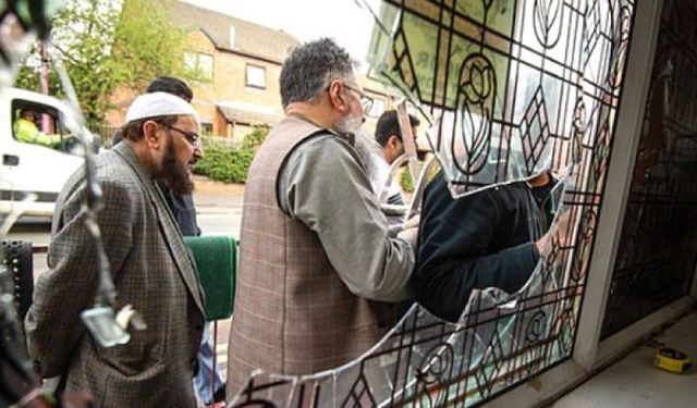 İngiltere'de 4 Camiye Saldırı Düzenlendi!