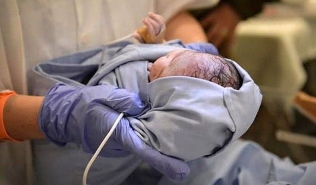 Yunanistan'da üç ebeveynli bebek dünyaya geldi