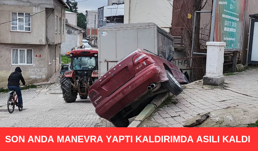 Son Anda Manevra Yaptı Kaldırımda Asılı Kaldı