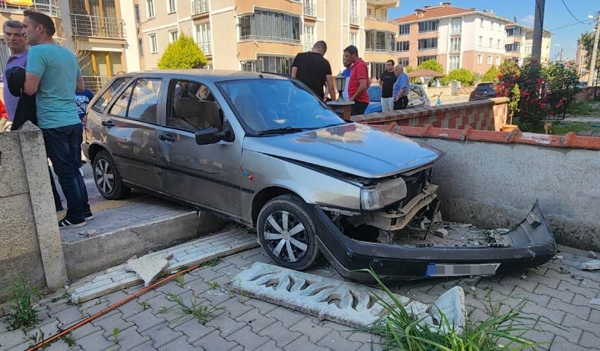 Barış Mahallesi'nde Kaza: 1 Yaralı, 3 Araçta Maddi Hasar