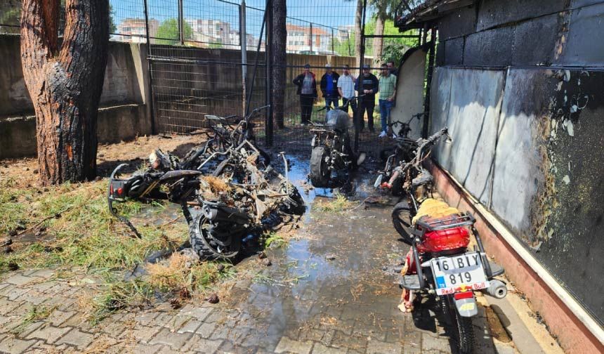 Okul Bahçesindeki 6 Motor Alev Alev Yandı