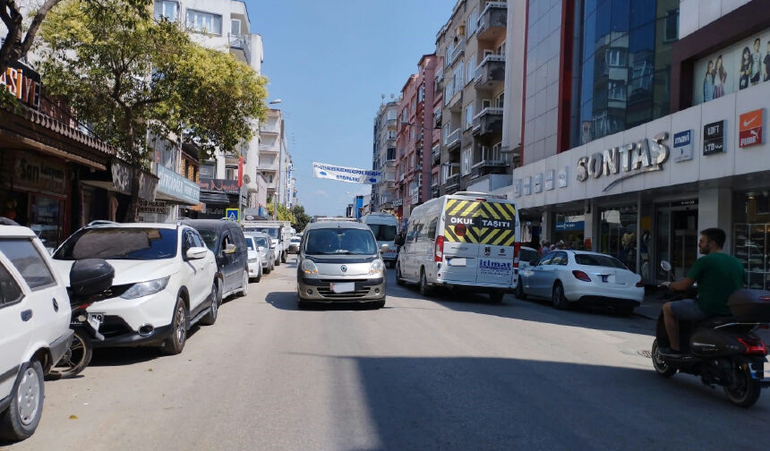 Çift Taraflı Parklanma Trafiği Felç Ediyor