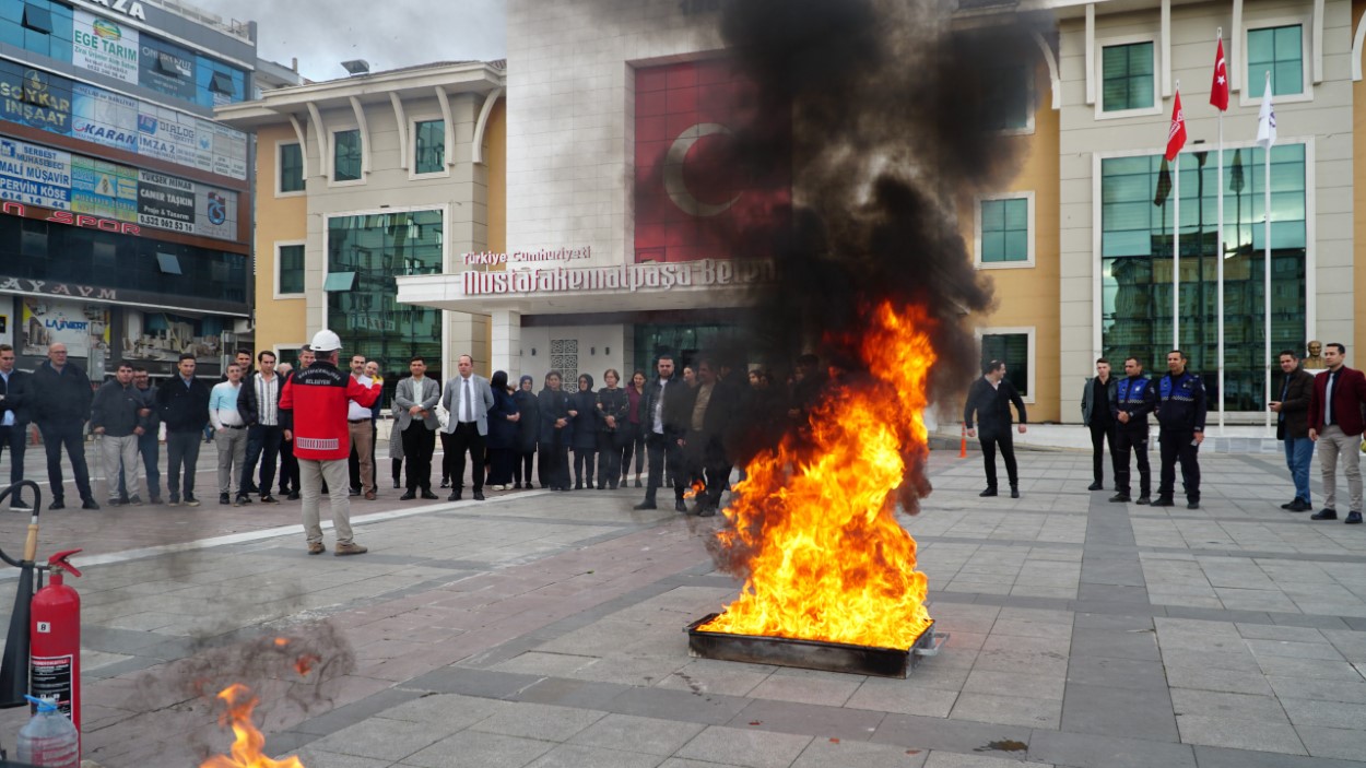 Mustafakemalpaşa Beledi̇yesi̇’nden Yangin Tatbi̇kati (1)