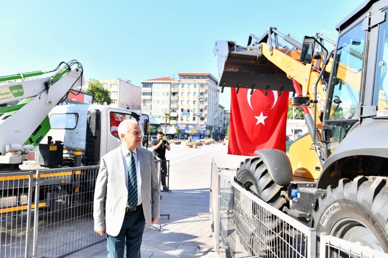 Beledi̇yeye Yeni̇ Araçlar (2)
