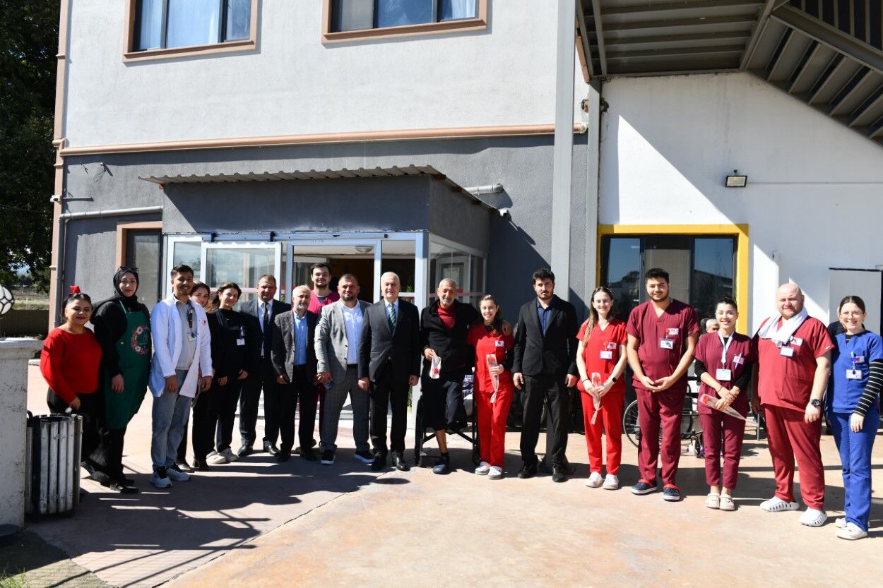 Başkan Erdem’den Anlamli Zi̇yaret (2)